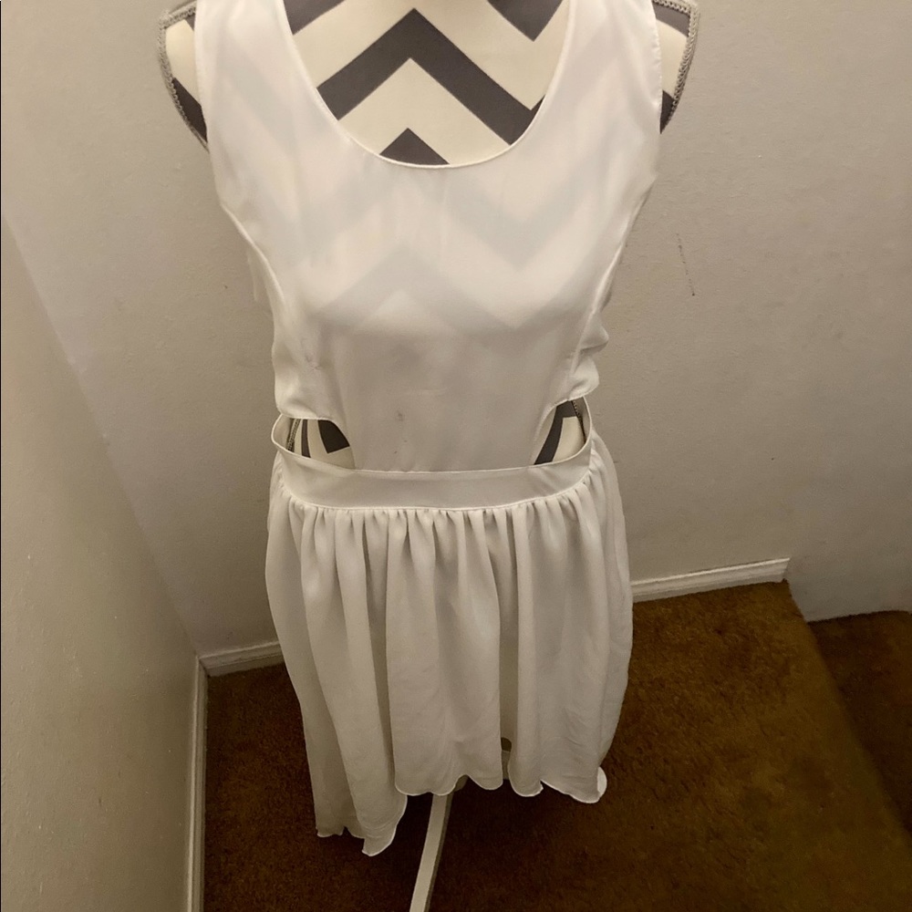 LNK Landscape Women’s High-Low, White Dress. Size XXL